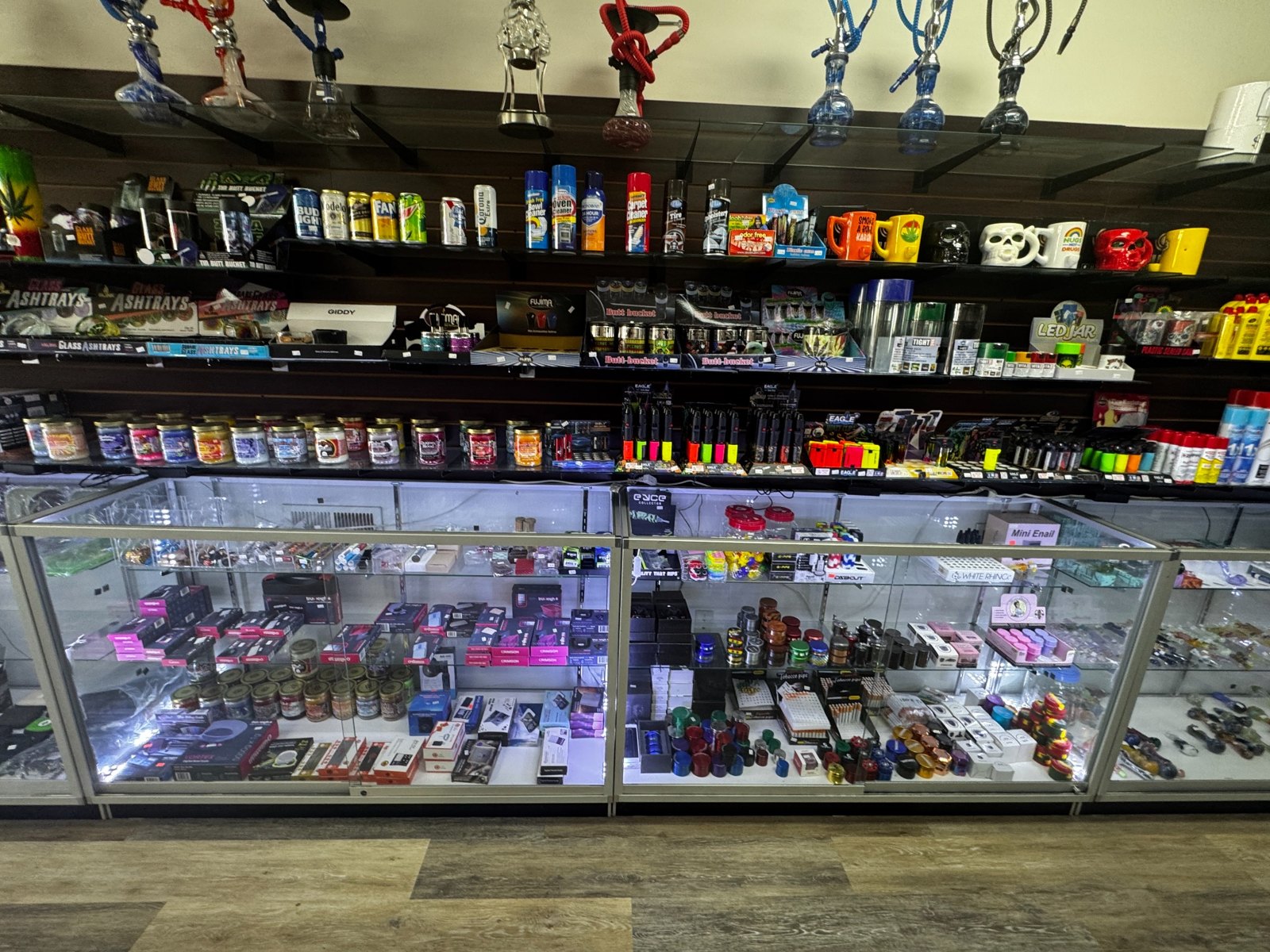 Glass pipes, hookahs and smoking accessories